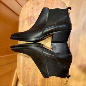 Aquatalia Fiona Black Leather Ankle Boots with Stretch Gore - excellent - 7.5